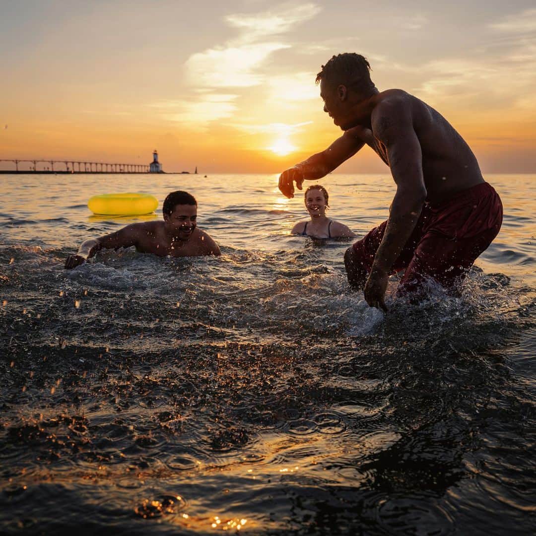 National Geographic Creativeさんのインスタグラム写真 - (National Geographic CreativeInstagram)「Photos by Keith Ladzinski @ladzinski / In the Great Lakes, swimming and playing at the beach is life during the warm summer months. A family in #MichiganCity seen here enjoying a swim and a splash fight at sunset in the cool waters of #LakeMichigan. To see more from this assignment please visit @ladzinski」7月7日 5時38分 - natgeointhefield