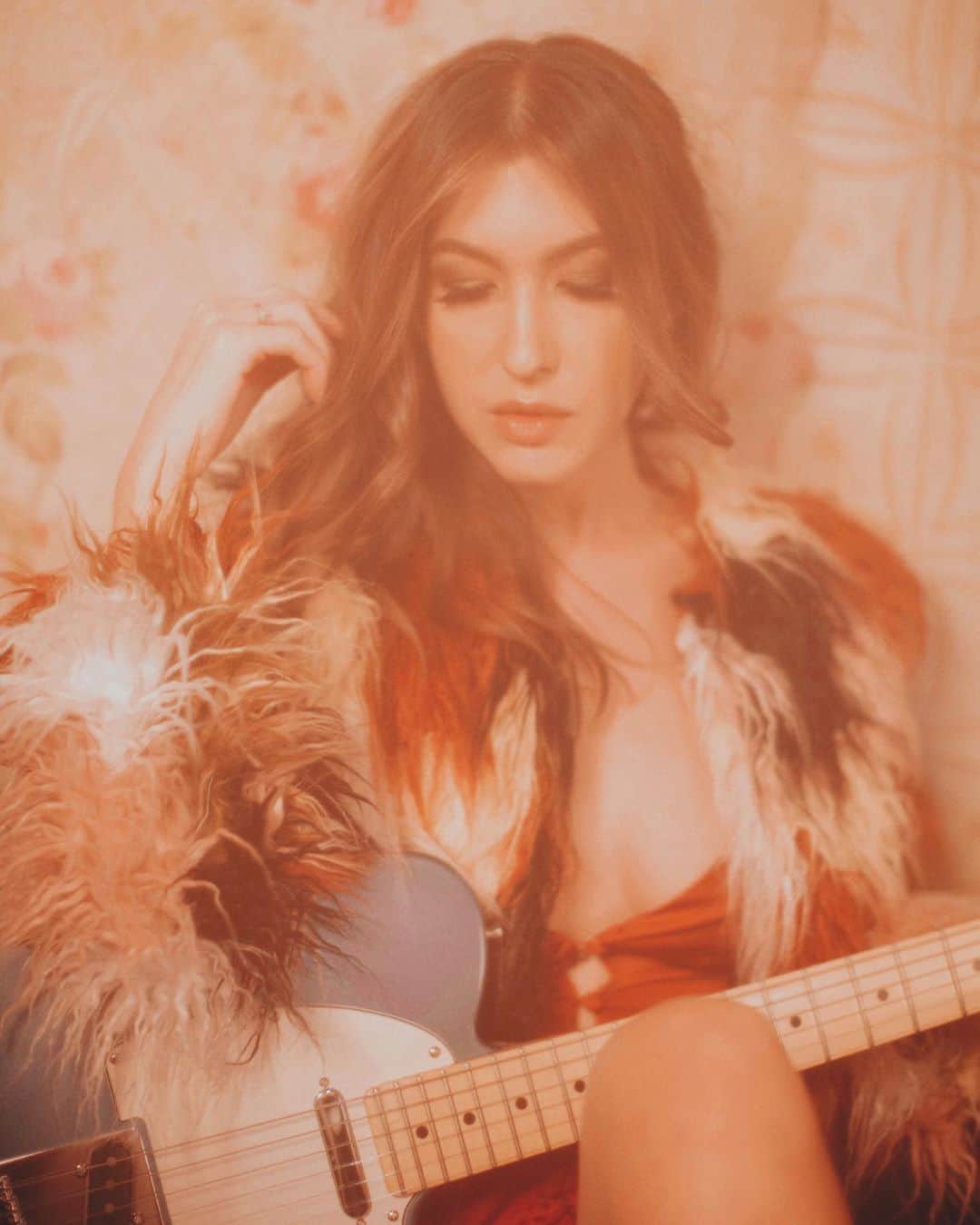 ケイト・ボイージェルのインスタグラム：「it’s been a little over a month since my new single “Anxious” came out and I can’t thank you guys enough for listening and streaming it so much already this summer! I’m so proud of this song and if you haven’t heard it yet, it’s available wherever you listen to music! Link to listen on Spotify in my bio 🎶 .  I know I’ve been quiet on social media this past month, but the truth is this song came out right before a lot of bigger and far more important conversations needed to happen (and need to continue to happen) and take priority. Thank you guys for being patient and for respecting me taking a step back to do necessary work (still in progress) and hold space for what’s most important! I can’t tell you all how much your response to this song means to me and I can’t wait for the day I can get back on the road and play it live for you. .  I’m working on so much exciting stuff this summer and wanna hear from you guys- what do you wanna see/hear next? Lyric video for this song? Live performance? Lyric print? More new music? I have a lot of fun things in the works and can’t wait to share soon 🖤🎵🎼」