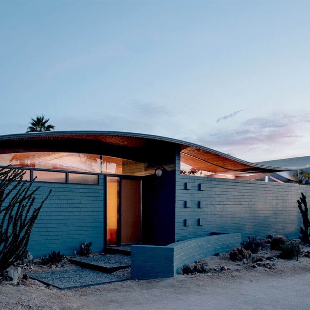 ジーエルシーオーのインスタグラム：「Miles C. Bates’ Wave House in Palm Desert by architect Walter S. White, 1955.」