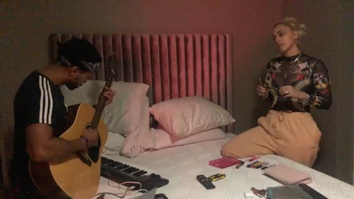 ベロニカ・ベガのインスタグラム：「Was going through my phone last night and came across this video of @casely & I rehearsing in my room in the middle of moving out preparing for a show. Lol. It’s moments like this that always make shit 🔥 #SelenaForever A lot of you tell me to sing in Spanish more. This is for you. New Spanish shit on the way. Btw, people ask me about music all the time and why I only post fashion or vulgar shit but when I post stuff like this no one watches it/shares/ or comments... so if u love share.」