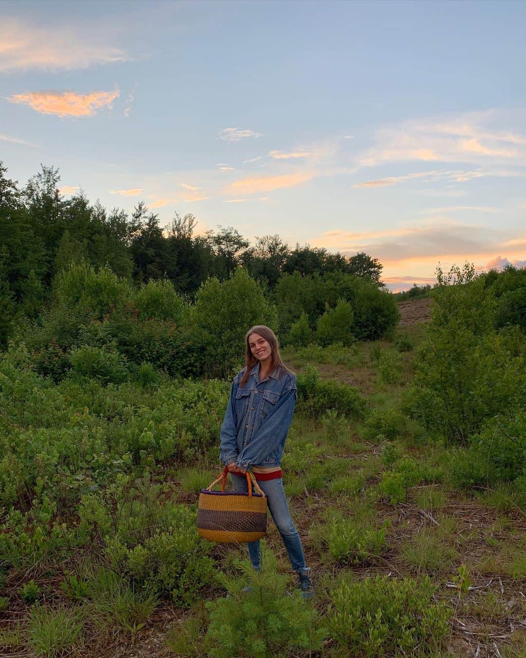 サマンサ・グラドヴィルさんのインスタグラム写真 - (サマンサ・グラドヴィルInstagram)「Harvesting blueberry bushes under the most beautiful sunset 🌿📸 @wincenc 💙」7月7日 6時25分 - samgradoville