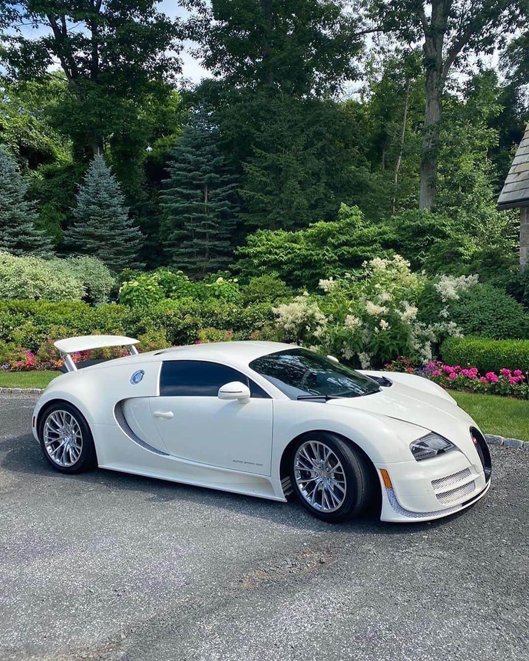 CarsWithoutLimitsさんのインスタグラム写真 - (CarsWithoutLimitsInstagram)「Bugatti #Veyron #SuperSport 300 Owner @huay_not  Photos @scottsmith_official  #carswithoutlimits #bugatti #300」7月7日 6時18分 - carswithoutlimits