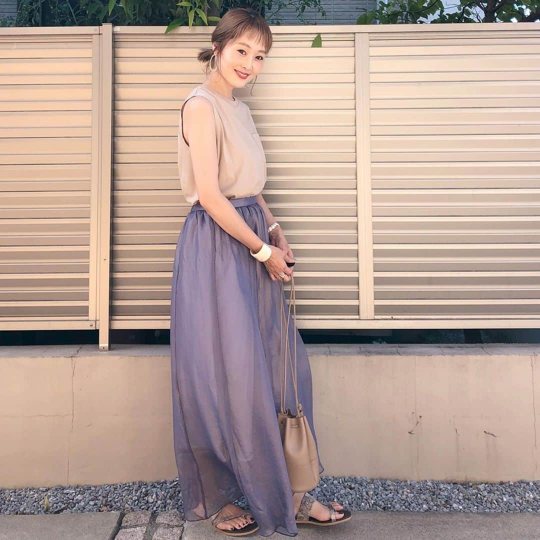 Kikuno Sayumiさんのインスタグラム写真 - (Kikuno SayumiInstagram)「〻gray skirt〻 ・ ・ ・ @kareishop のシースルースカート𓇠 これ、透け感や動いた時のふわっと感がすごく好き🤍動画撮ったから見てみてね🥰 ・ コーデがシンプルだから#パイソンサンダル でポイントを。 ・ ・ tops&shoes▶ @grl_official skirt▶ @kareishop ・ ・ #ファッション#コーデ#fashion#ママ#ママコーデ#プチプラコーデ#大人カジュアル#ヘアアレンジ#mineby3mootd#大人可愛い#ジユジョ#授乳コーデ#ママリファッション#ママリ#シンプルコーデ#kareiコーデ #お洒落さんと繋がりたい#ママコーデ #mamagirl#locari#lucrajp#ママリ#ママリファッション#GRL#グレイル」7月7日 6時34分 - sayumikikuno