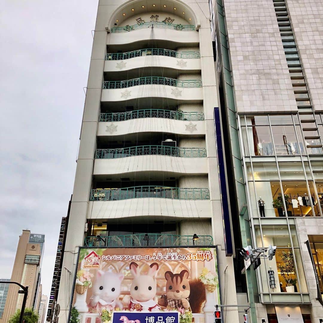 池田有希子のインスタグラム：「昨日もBLUE RAIN公演無事終了しました。カーテンコール直前に「じゃあ今日はゆっこさん挨拶ね😆」と圭吾さんに振られ、慌てつつ絞り出した私のハラワタからの皆様への敬意と感謝、ちゃんと伝わっておりますか心配であります！本日火曜は14時19時二回公演、シルバニアファミリーの上でお待ちしております！」