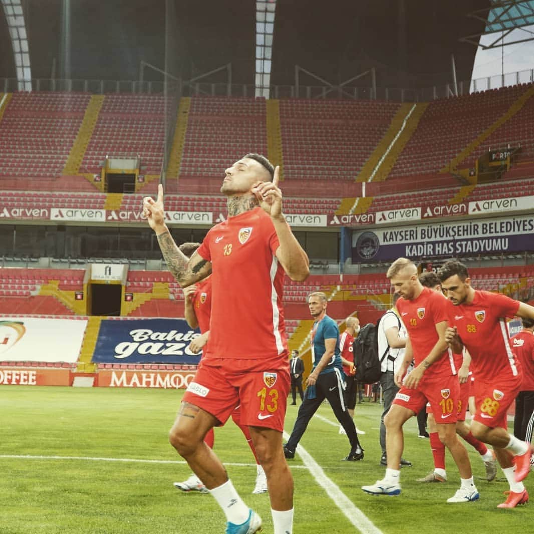ミゲル・ロペスのインスタグラム：「Sempre comigo meu pai! Obrigado por estares a olhar por mim 🙏🏼❤ Great victory team! Bravo 👏 #iamback #hardwork #kayserispor #beşiktaş #3-1」