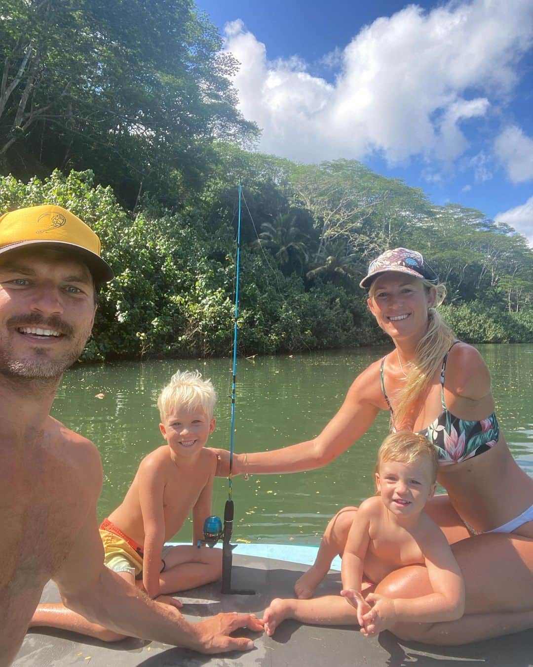 Bethany Hamiltonのインスタグラム：「When I’m at my lowest point ~ I know these people will still celebrate & lift me up! That’s how I feel about this weekend.  We are still celebrating our country the USA🇺🇸🇺🇸🇺🇸 Times may not be great, many are filled with fear, lots of uncertainty and much may change ~ But my hubby & I are still thankful for this life & this  place we call home!!! It’s an important time now where we need to be alert and ask critical questions about what’s happening around us. I will move forward sharing what I believe to be hope, goodness and truth filled!   Let’s stay hopeful, grateful and positive y’all!!! Some of the greatest change starts with your loved ones so let’s love really really well! Happy 4th🥳🇺🇸🤙🏽」