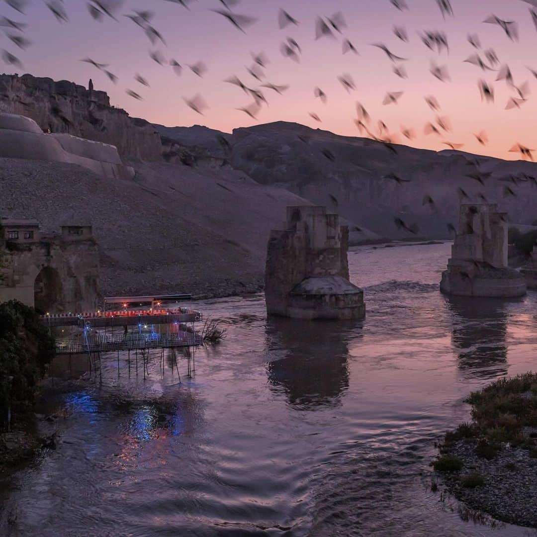 ニューヨーク・タイムズさんのインスタグラム写真 - (ニューヨーク・タイムズInstagram)「This Turkish river valley was prized for millennia for its beauty and treasures. Graced with mosques and shrines, Hasankeyf lay nestled beneath great sandstone cliffs on the banks of the River Tigris. Gardens were filled with figs and pomegranates, and vine-covered teahouses hung over the water. An ancient fortress marked what was once the edge of the Roman Empire, and the ruins of a medieval bridge recalled when the town was a wealthy trading center on the Silk Road.   Now it is all lost forever, submerged beneath the rising waters of the Ilisu Dam, the latest of Turkish President Recep Tayyip Erdogan’s megaprojects. The dam has flooded the archaeological gem of Hasankeyf and displaced thousands of families.   When Erdogan first announced his determination to build the dam, he championed it not only for the energy it would provide Turkey’s expanding economy but also for the development it would bring to the impoverished and insurgency-riven southeast. But many who lost their homes and livelihoods say they were never really consulted. They are bitter and traumatized. Environmentalists and archaeologists, in Turkey and abroad, are angry and frustrated at the loss of the valley and its treasures.   Carlotta Gall, our Turkey bureau chief, visited the area repeatedly with the photographer @limauricio for half a year to witness the disappearance of the valley. The steadily expanding reservoir displaced more than 70,000 people. The authorities dispatched bulldozers to demolish homes and bazaars. And unexplored archaeological riches were swallowed up, along with farms and homes. Tap the link in our bio to read about the loss of Hasankeyf.」7月7日 6時55分 - nytimes