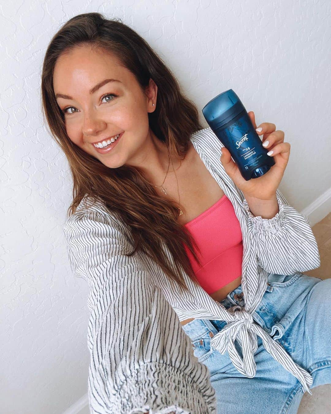Meredith Fosterのインスタグラム：「Essential Oils + deodorant = best combo 🌿💦😍 I can safely say this @secretdeodorant is my go-to for any occasion. Feminine & fierce is the best way to describe how this product makes me feel. 💪🏼 #allstrengthnosweat #secretdeopartner」