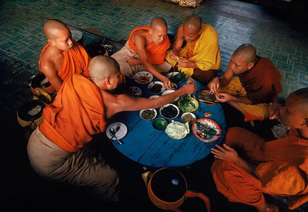 Michael Yamashitaさんのインスタグラム写真 - (Michael YamashitaInstagram)「Sai Bat (Morning Alms) is a longstanding tradition in Luang Prabang Buddhist culture. The towns people offer food to the monks along the main streets of the city at 5:30am every morning. The ceremony is undertaken in complete silence and is over in less than an hour. Monks and novices then return to their respective Wats (temples) for the first meal of the day. #monks #luangprabang #saibat #buddhism #laos」7月7日 7時28分 - yamashitaphoto