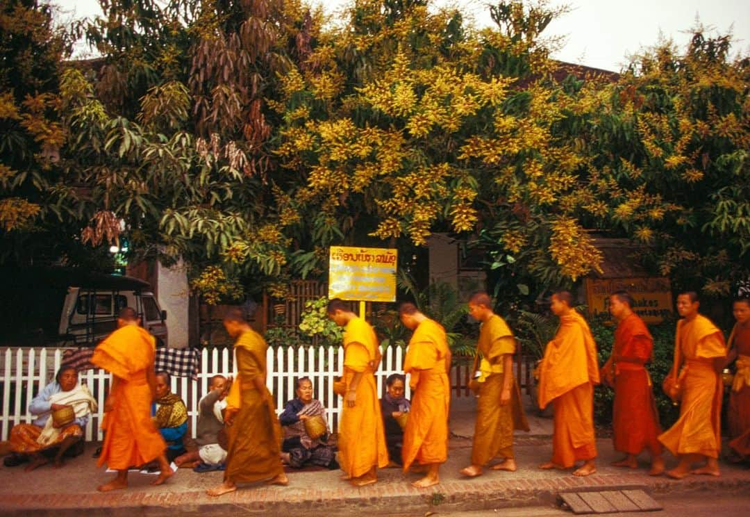 Michael Yamashitaさんのインスタグラム写真 - (Michael YamashitaInstagram)「Sai Bat (Morning Alms) is a longstanding tradition in Luang Prabang Buddhist culture. The towns people offer food to the monks along the main streets of the city at 5:30am every morning. The ceremony is undertaken in complete silence and is over in less than an hour. Monks and novices then return to their respective Wats (temples) for the first meal of the day. #monks #luangprabang #saibat #buddhism #laos」7月7日 7時28分 - yamashitaphoto