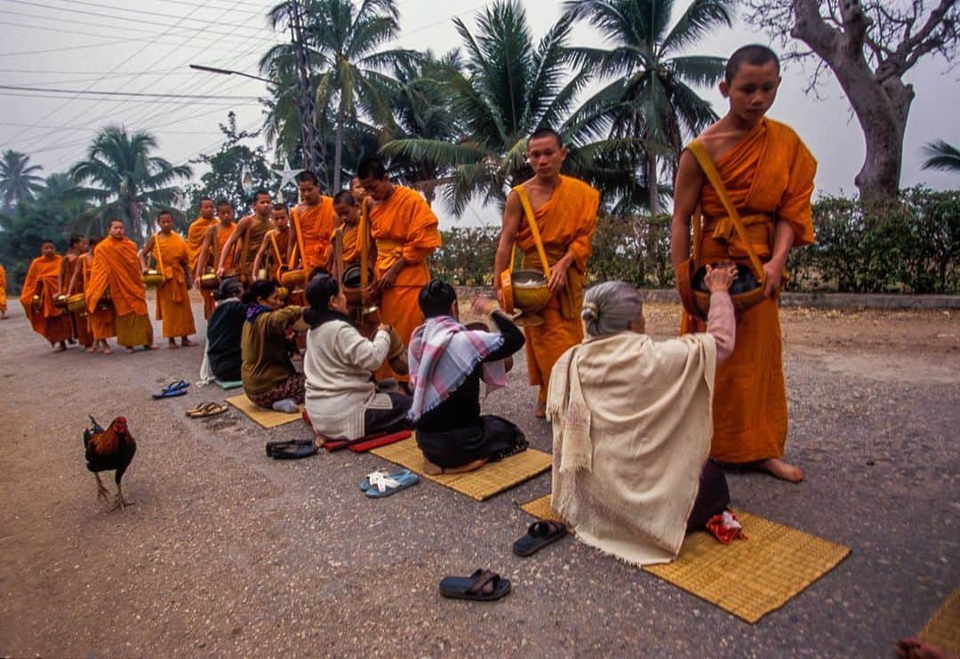 Michael Yamashitaさんのインスタグラム写真 - (Michael YamashitaInstagram)「Sai Bat (Morning Alms) is a longstanding tradition in Luang Prabang Buddhist culture. The towns people offer food to the monks along the main streets of the city at 5:30am every morning. The ceremony is undertaken in complete silence and is over in less than an hour. Monks and novices then return to their respective Wats (temples) for the first meal of the day. #monks #luangprabang #saibat #buddhism #laos」7月7日 7時28分 - yamashitaphoto
