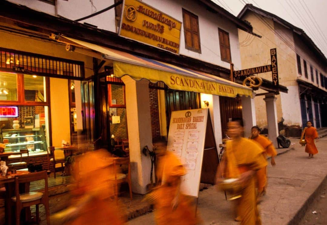 Michael Yamashitaさんのインスタグラム写真 - (Michael YamashitaInstagram)「Sai Bat (Morning Alms) is a longstanding tradition in Luang Prabang Buddhist culture. The towns people offer food to the monks along the main streets of the city at 5:30am every morning. The ceremony is undertaken in complete silence and is over in less than an hour. Monks and novices then return to their respective Wats (temples) for the first meal of the day. #monks #luangprabang #saibat #buddhism #laos」7月7日 7時28分 - yamashitaphoto