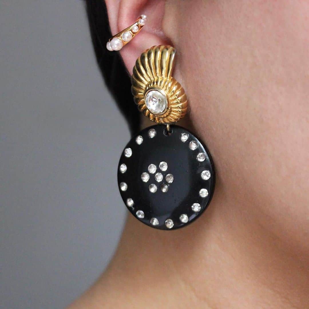 ルル フロストのインスタグラム：「Last day to receive up to 30% off sitewide — including these one-of-a-kind vintage earrings circa 1980s. Shop via link in bio. #lulufrost #reworkedvintage」
