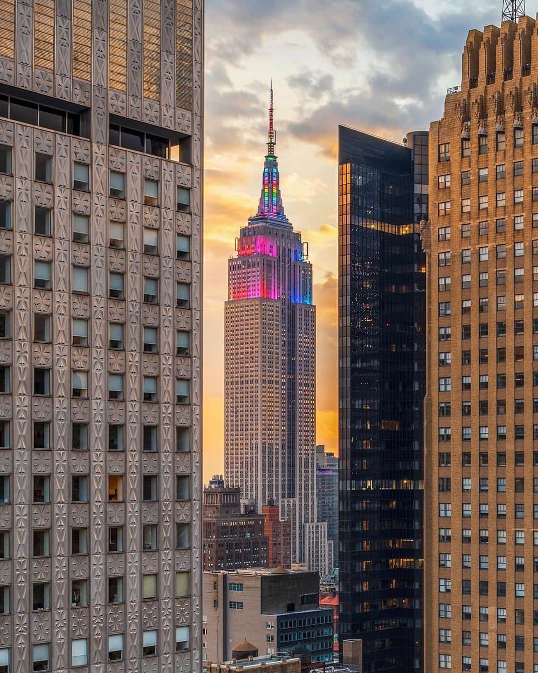 Empire State Buildingさんのインスタグラム写真 - (Empire State BuildingInstagram)「“Life throws challenges and every challenge comes with rainbows and lights to conquer it.”  ― Amit Ray ⠀⠀⠀⠀⠀⠀⠀⠀⠀ 📷: @kirit143  #EmpireStateBuilding」7月7日 7時31分 - empirestatebldg