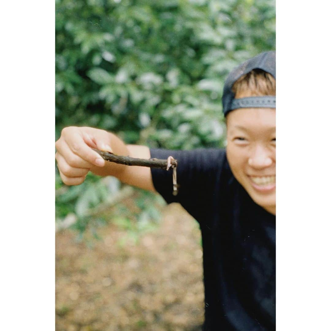 佐山万里菜さんのインスタグラム写真 - (佐山万里菜Instagram)「全力な日々✨ 身体を休めるoffの日も大切だけど……全力で遊ぶoffも大切！！ トレーニングも遊びも全部全部全力✨ . . 1人じゃぁーそこまで楽しくないし……本当素敵な友達に感謝👊 キックボクサーの3人とパイセンと…オールスターなメンバー💯 琴　@koto620 は、8月30日に試合が決まってるし　若菜ちゃん　@wakana.624 と小雪ちゃん　@koyyuki_ の次の試合も楽しみにしてるっす😊 久しぶりにすごく久しぶりに、一生遊ぶ約束してる美白過ぎるパイセンに逢えて幸せっす✨ 皆さんのおかげで泥んこになって遊んで素敵な1日が過ごせました！！ 最高ーーーー✨ 次は……キャンプ⛺️に行きたい😚 海もいーなぁー🏖 . #アスリート #サッカー  #いいね #training #動画 #動画編集 #スポーツ #写真 #instagood #楽しい #筋トレ #筋肉 #写真 #海外 #海好き #プライベート #夏 #夏好き #最高 #私服 #デザイン #fashion #先輩 #仲間 #遊び #おでかけ #夏コーデ #出会い #bbq #アスレチック」7月7日 7時38分 - sayama.19