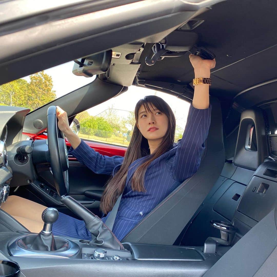 のインスタグラム：「月刊ドライバーweb🚘見てね💗  https://driver-box.yaesu-net.co.jp/new-article/35736/  。。。。 あれ？なんか、服にけばけばついてる笑  #stickshift  #mt女子 #mt車 #ドライブ #ドライバー #mt車好き #車好き #ドライブ好き #運転好き  #車好き女子　 #美脚 #ミニスカート #スーツ  #太もも　#stickshift #mazda #ロードスター  ※ #謎のマニュアル車乗り美女」