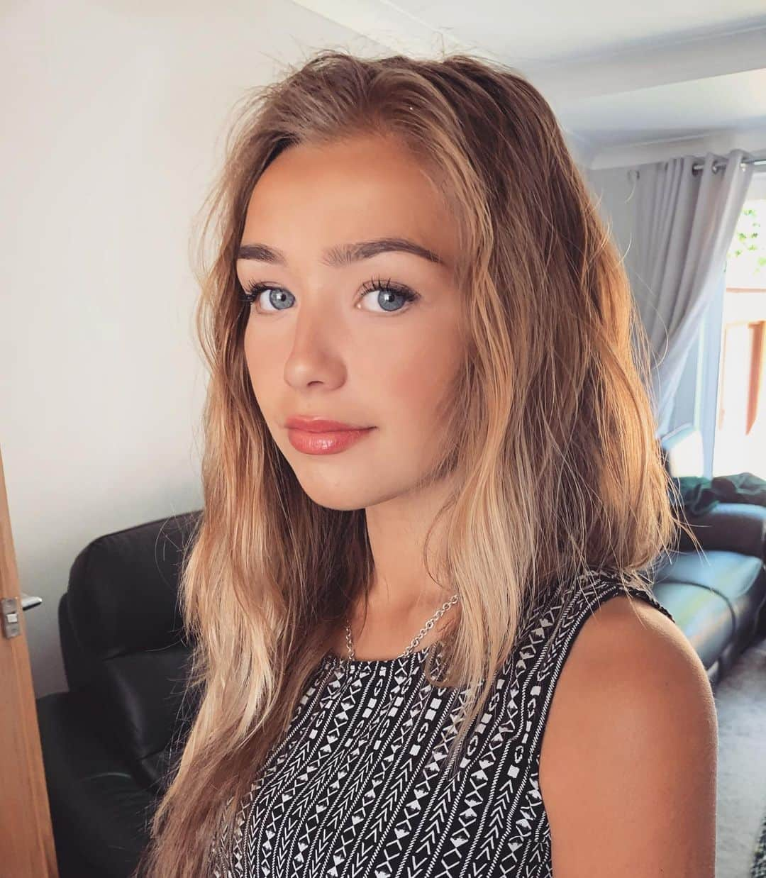 コニー・タルボットさんのインスタグラム写真 - (コニー・タルボットInstagram)「Looks like my school photo 😥😂」7月7日 7時47分 - officialconnietalbot