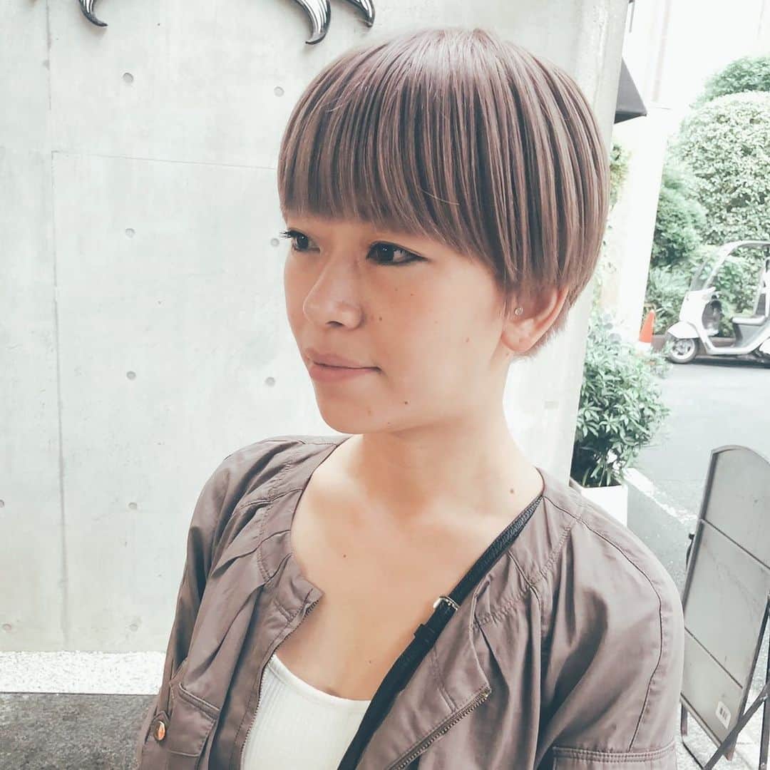 藤田敦子のインスタグラム：「ㅤㅤㅤ 髪の毛伸ばしたくて、前髪切り、ツートーン卒業😘 今は、ご自身もハイトーンショートの @nanae1109 さんにお任せしておりまする❤️ いつもすてきに仕上げてくださり、ありがとーございまふ💕」