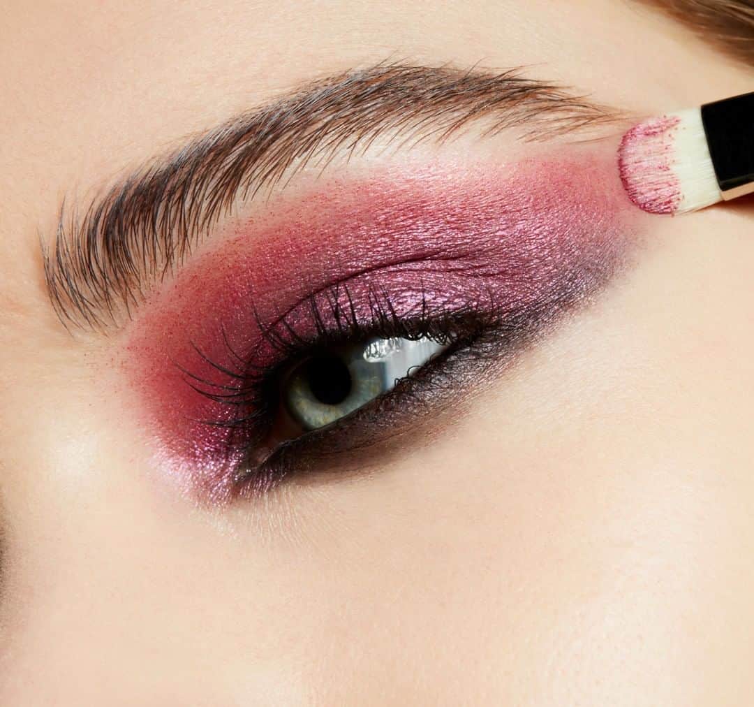 M·A·C Cosmetics BRさんのインスタグラム写真 - (M·A·C Cosmetics BRInstagram)「Você é daquele tipo que não pode ver um brilho, que já quer passar? Então, a nova sombra Dazzleshadow Extreme é a melhor pedida!  Gostou? Marque nos comentários aquela pessoa que também vai amar!  Nas imagens, você pode ver o poder da cor Celebutante, aplicada em diferentes tons de pele. Compre em maccosmetics.com.br e receba em casa.  #MACDazzleshadowExtreme #Dazzleshadow #sombra #brilho」7月7日 8時00分 - maccosmeticsbrasil