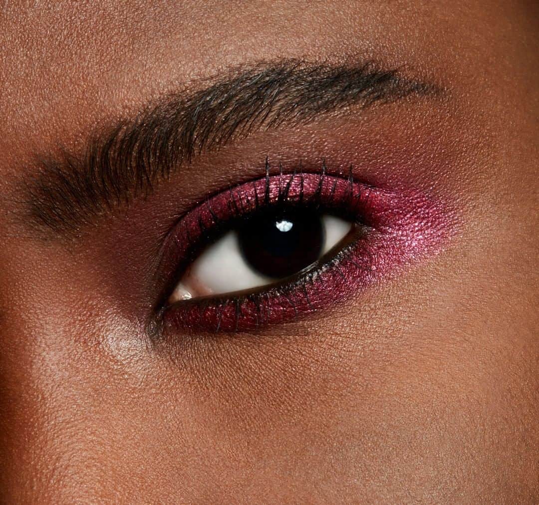M·A·C Cosmetics BRさんのインスタグラム写真 - (M·A·C Cosmetics BRInstagram)「Você é daquele tipo que não pode ver um brilho, que já quer passar? Então, a nova sombra Dazzleshadow Extreme é a melhor pedida!  Gostou? Marque nos comentários aquela pessoa que também vai amar!  Nas imagens, você pode ver o poder da cor Celebutante, aplicada em diferentes tons de pele. Compre em maccosmetics.com.br e receba em casa.  #MACDazzleshadowExtreme #Dazzleshadow #sombra #brilho」7月7日 8時00分 - maccosmeticsbrasil