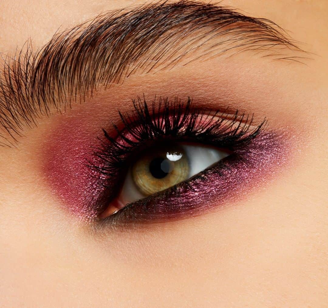 M·A·C Cosmetics BRさんのインスタグラム写真 - (M·A·C Cosmetics BRInstagram)「Você é daquele tipo que não pode ver um brilho, que já quer passar? Então, a nova sombra Dazzleshadow Extreme é a melhor pedida!  Gostou? Marque nos comentários aquela pessoa que também vai amar!  Nas imagens, você pode ver o poder da cor Celebutante, aplicada em diferentes tons de pele. Compre em maccosmetics.com.br e receba em casa.  #MACDazzleshadowExtreme #Dazzleshadow #sombra #brilho」7月7日 8時00分 - maccosmeticsbrasil