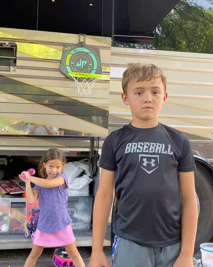 バッバ・ワトソンのインスタグラム：「Hey @dudeperfect, Caleb is starting early!! #PrevostLife #urwelcome」