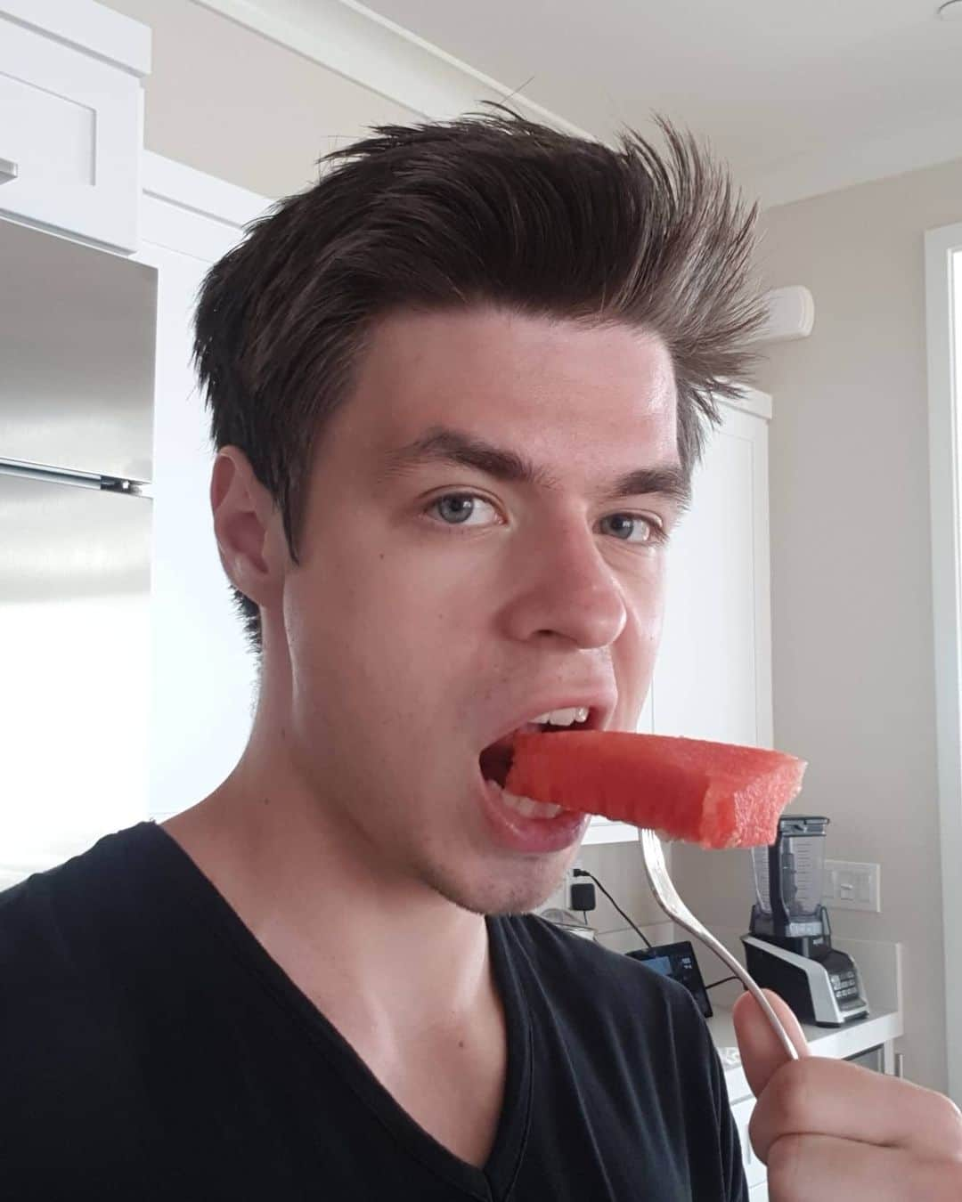 ヤロスラフ・パニオットのインスタグラム：「Take a bite then look at the camera, that's the way you do it.  #taste #watermelon #eat #healthyfood」