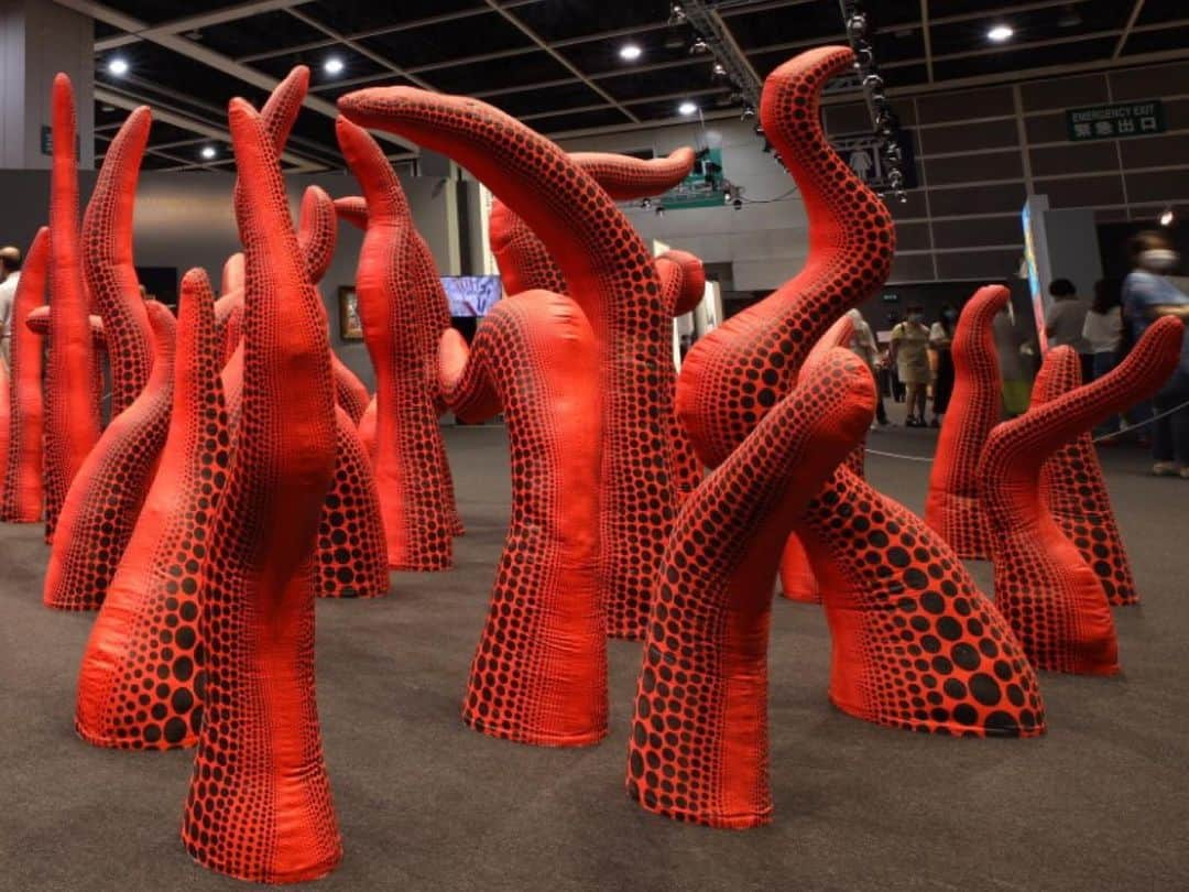 サザビーズさんのインスタグラム写真 - (サザビーズInstagram)「Behold the center piece of our Hong Kong Spring Sales, now on view at the Hong Kong Convention & Exhibition Center! In equal parts fantastical and ominous, Yayoi Kusama’s installation The Moment of Regeneration features an unruly mass of scarlet appendages that sprout and bloom from the ground, roaming and reaching like sinister tentacles. Utterly distinctive, the work was a key highlight when it was exhibited in numerous of Kusama’s most prestigious museum retrospectives that travelled around the world in the decade after its creation. The Moment of Regeneration is a glorious paradigm of Kusama’s legendary creative journey, magnificently emblematic of her radical, transformative and accomplished oeuvre.⠀ ⠀ Contemporary Art Evening Sale⠀ 9 July, Hong Kong⠀ ⠀ #sothebyshongkong #sothebyscontemporary #yayoikusama」7月7日 13時45分 - sothebys