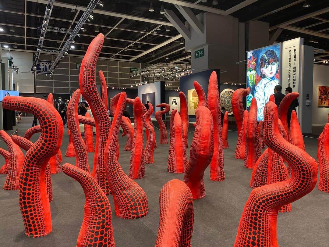 サザビーズさんのインスタグラム写真 - (サザビーズInstagram)「Behold the center piece of our Hong Kong Spring Sales, now on view at the Hong Kong Convention & Exhibition Center! In equal parts fantastical and ominous, Yayoi Kusama’s installation The Moment of Regeneration features an unruly mass of scarlet appendages that sprout and bloom from the ground, roaming and reaching like sinister tentacles. Utterly distinctive, the work was a key highlight when it was exhibited in numerous of Kusama’s most prestigious museum retrospectives that travelled around the world in the decade after its creation. The Moment of Regeneration is a glorious paradigm of Kusama’s legendary creative journey, magnificently emblematic of her radical, transformative and accomplished oeuvre.⠀ ⠀ Contemporary Art Evening Sale⠀ 9 July, Hong Kong⠀ ⠀ #sothebyshongkong #sothebyscontemporary #yayoikusama」7月7日 13時45分 - sothebys