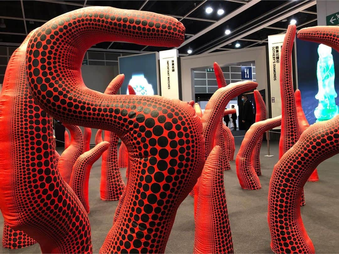 サザビーズさんのインスタグラム写真 - (サザビーズInstagram)「Behold the center piece of our Hong Kong Spring Sales, now on view at the Hong Kong Convention & Exhibition Center! In equal parts fantastical and ominous, Yayoi Kusama’s installation The Moment of Regeneration features an unruly mass of scarlet appendages that sprout and bloom from the ground, roaming and reaching like sinister tentacles. Utterly distinctive, the work was a key highlight when it was exhibited in numerous of Kusama’s most prestigious museum retrospectives that travelled around the world in the decade after its creation. The Moment of Regeneration is a glorious paradigm of Kusama’s legendary creative journey, magnificently emblematic of her radical, transformative and accomplished oeuvre.⠀ ⠀ Contemporary Art Evening Sale⠀ 9 July, Hong Kong⠀ ⠀ #sothebyshongkong #sothebyscontemporary #yayoikusama」7月7日 13時45分 - sothebys