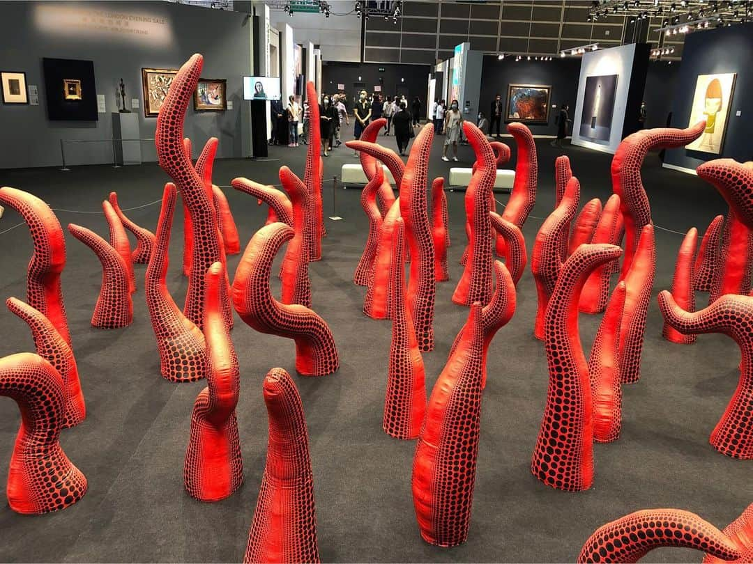 サザビーズさんのインスタグラム写真 - (サザビーズInstagram)「Behold the center piece of our Hong Kong Spring Sales, now on view at the Hong Kong Convention & Exhibition Center! In equal parts fantastical and ominous, Yayoi Kusama’s installation The Moment of Regeneration features an unruly mass of scarlet appendages that sprout and bloom from the ground, roaming and reaching like sinister tentacles. Utterly distinctive, the work was a key highlight when it was exhibited in numerous of Kusama’s most prestigious museum retrospectives that travelled around the world in the decade after its creation. The Moment of Regeneration is a glorious paradigm of Kusama’s legendary creative journey, magnificently emblematic of her radical, transformative and accomplished oeuvre.⠀ ⠀ Contemporary Art Evening Sale⠀ 9 July, Hong Kong⠀ ⠀ #sothebyshongkong #sothebyscontemporary #yayoikusama」7月7日 13時45分 - sothebys