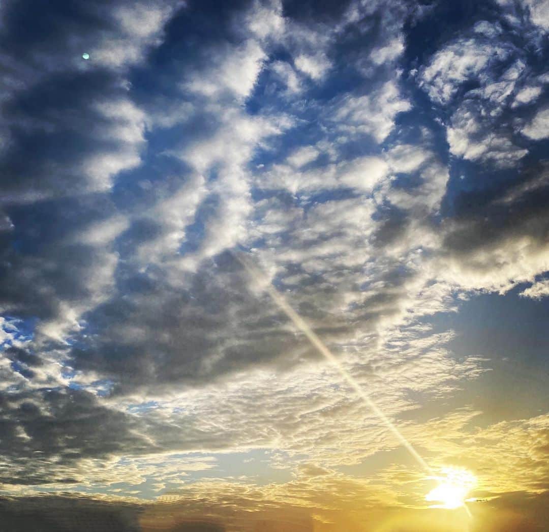 メラニー・サイクスさんのインスタグラム写真 - (メラニー・サイクスInstagram)「Morning strumps 💙💫 #sunrise #clouds #cloudlovers #cloudformation #cloudformationsarecool Have a good day 🙏🏻」7月7日 13時46分 - msmelaniesykes