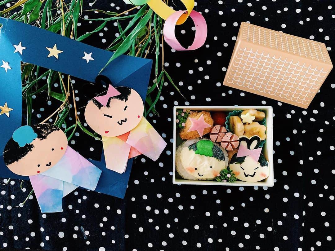 kinaxのインスタグラム：「. good morning(๑′ᴗ‵๑)☀in Japan, and good afternoon, good evening, good night for world friends! . 今日も朝からすごい風🍃 七夕は毎年お天気が悪いなぁ🎋 . . 今日の #kinaxおべんと は、むちこさんが幼稚園で作ってくれた 七夕飾りのお顔を真似してみた🎋 . 織姫さまが猫顔なのは、最近むちこさんが描く猫の絵が 自分なりに上手になってきたからだと思われる😂 . そして似てない😂ごめーん！ . . 話はちょっと変わって ちびっこ姉さんの熱が今朝もまだ7度あって 元気も食欲もあるから悩んだのだけど 念のため今日もお休みすることに🏫 . 早くよくなぁれー！ と言ってる私もまだ咳が止まらないのだけども！ 健康って素晴らしいね😭 . . お天気がまだまだ不安定なので 皆さんどうか気をつけて過ごしてね。 . #親バカ部 #園児弁当 #七夕弁当 #そういえばお弁当作るの久しぶり #給食ってありがたいねぇ #星燈社 #てぬぐい #かわいい #楽天roomに載せてます  @room_rakuten  #roomインフルエンサー #ついついてぬぐい集めちゃう #すぐ乾いて便利 2020/07/07」
