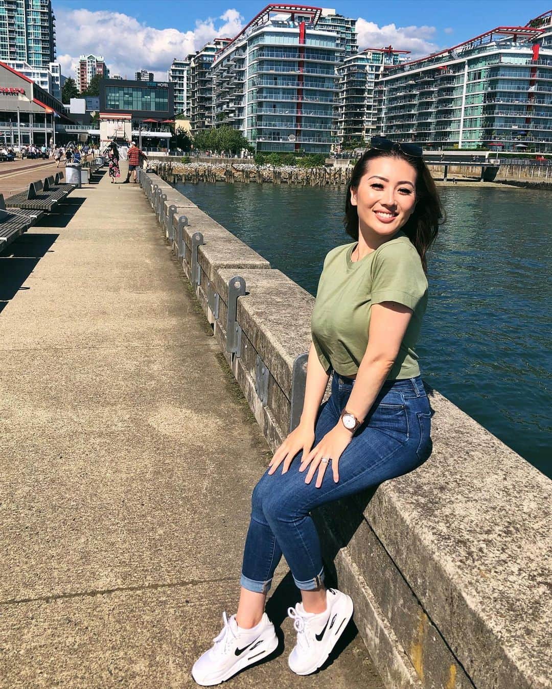 MayaTのインスタグラム：「What a crazy year it has been. I enjoy and appreciate what I have in my life🙏🏼 Although I miss sooo much travelling, I want to go visit my friends and family in Japan so bad❤️😭   #2020 #momlife」
