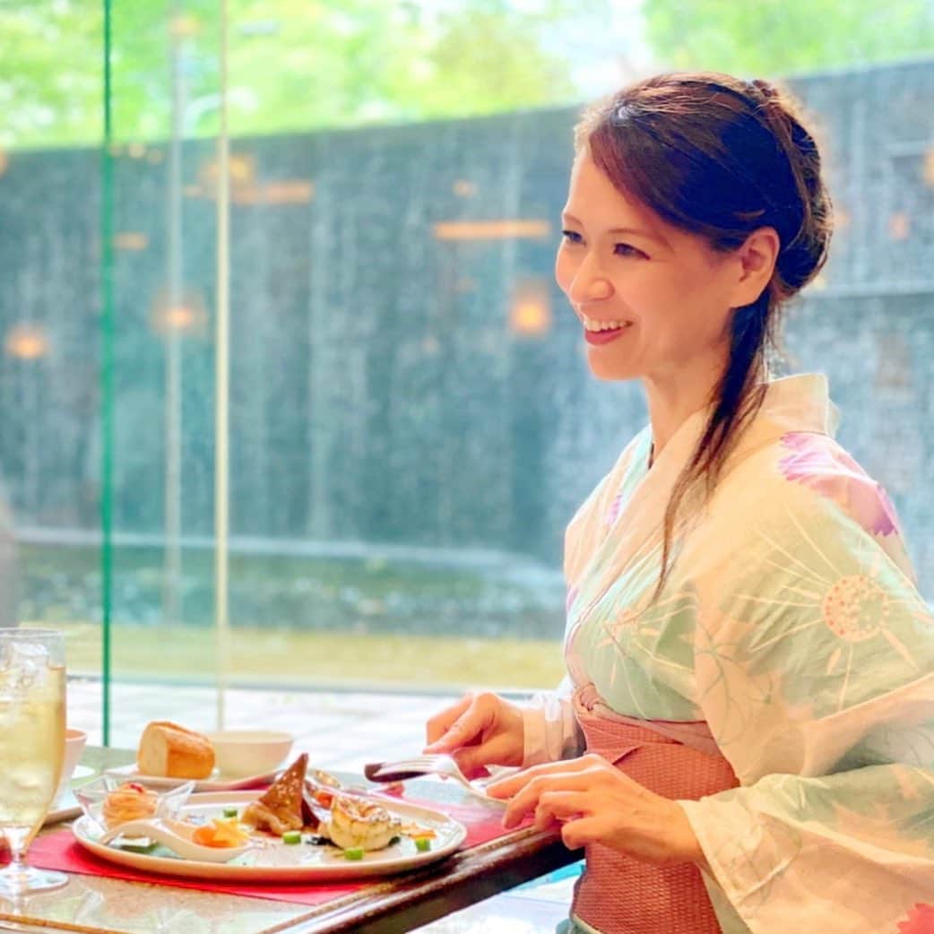 里井真由美さんのインスタグラム写真 - (里井真由美Instagram)「#🇯🇵 #japanese #tanabata #montblanc #kimono 🎋七夕ランチ✨天の川に願いを〜🎋✨みんな 笑顔の毎日が続きますように✨🙏✨ ・ ・ 今日は七夕ですね🎋🎋🎋 🔻 🔻 ロビーの「天の川」シャンデリアがシンボルマークの、ロイヤルパークホテル東京さんにて♡ @royalparkhotel.tokyo  ・ ・ 1階ダイニング「シンフォニー」にお招き頂きました。「七夕フェア限定メニュー」と、スノードームケーキモンブラン🌰(中はかき氷✨)を♡ ・ ・ ⭕️牛ステーキ、海老、帆立、サーモンなど人気素材がワンプレートで頂けます❗️ソースが天の川みたい〜💫 ・ ・ モンブランは中がかき氷だから、あっという間に食べちゃう😆❤️🌰 ・ ・ 今年は短冊を書くイベントはお休みされてますが、ロビーに行くだけで願い事が叶いそう♡  七夕の期間中、4つのレストランで七夕メニューが楽しめます〜🎋🤗 ・ ・ 空間を保つお席の工夫やマスクを入れられる配慮など安心感もばっちりです。 ・ ・ ■願いが叶う 夏星の祭典~天の川に願いを込めて~ ﻿ 1 階 シェフズダイニング「シンフォニー」 ディナーコース/ランチコース﻿  期 間:2020年7月1日(水)~7月31日(金) ・ ・ さとぴちゃんと浴衣で伺いました♡ 遠方の皆さま、浴衣宿泊プランもございますよ♡ ・ ・ #ロイパ東京#ロイパスイーツ#ロイヤルパークホテル東京 #モンブランの世界#栗スイーツ#モンブラン#里井真由美#衣替えモンブラン#七夕#零食#さといいね#스위트#ありが糖運動#まゆログ#甜食#着物#kimonostyle#fromgram#Chestnutcake#밤케이크#フードジャーナリスト里井真由美#断面モンブラン#蛋糕#断面フェチ#栗子蛋糕」7月7日 8時22分 - mayumi.satoi