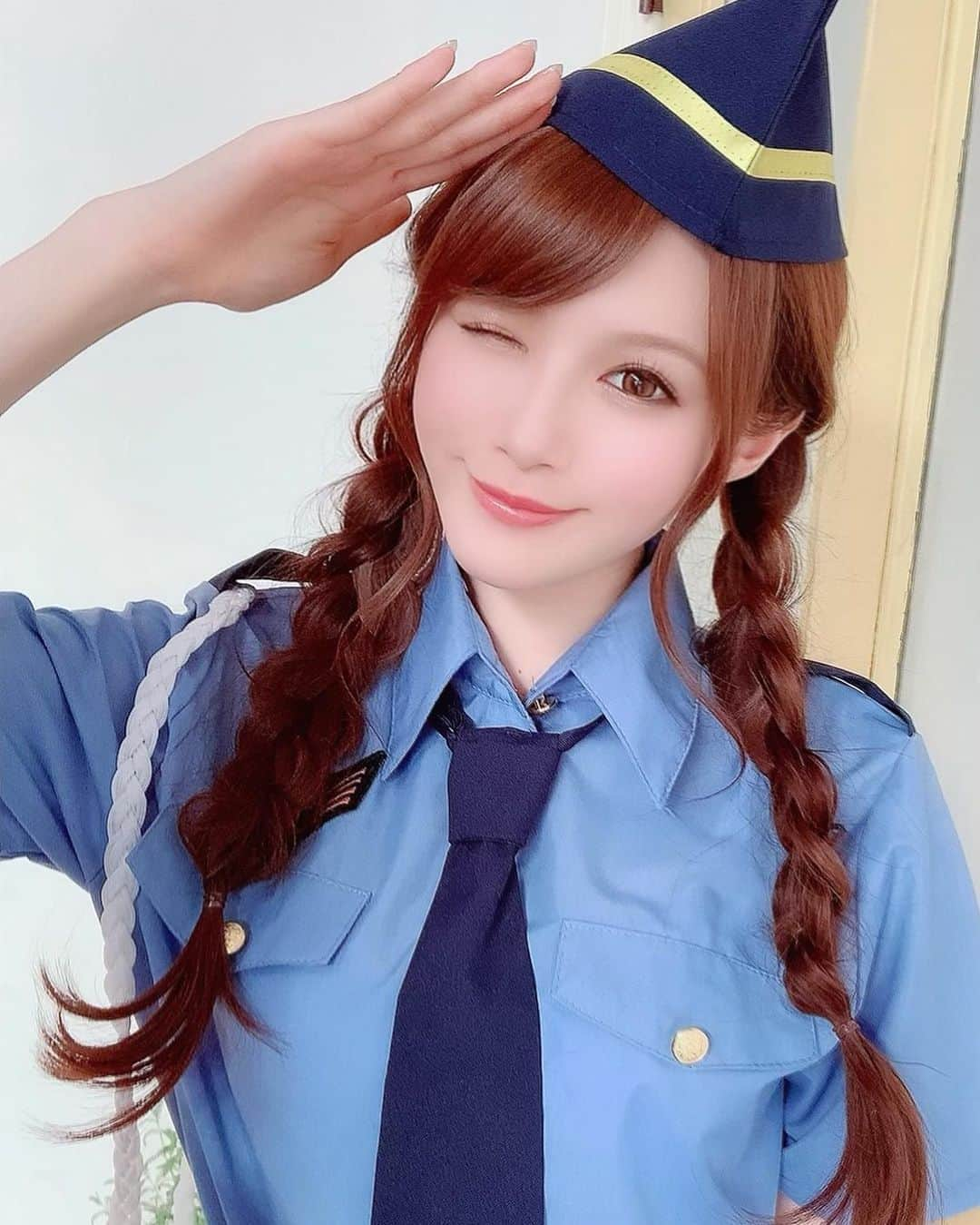 相沢みなみさんのインスタグラム写真 - (相沢みなみInstagram)「‪おはよう❤︎皆様気をつけて‬いってらっしゃいませ👮🏻‍♀️💕‬ 衣装🏷ドンキで買えるよ♪URLはハイライトへ❤︎ . ‪gm☀︎ take care :-)‬ costume:check my highlight . 早上好！路上请小心😉💕‬ 服装: 请看人物介绍 . #相沢みなみ  #コスプレ  #パッケージモデル  #イメージモデル」7月7日 8時40分 - epoint2016