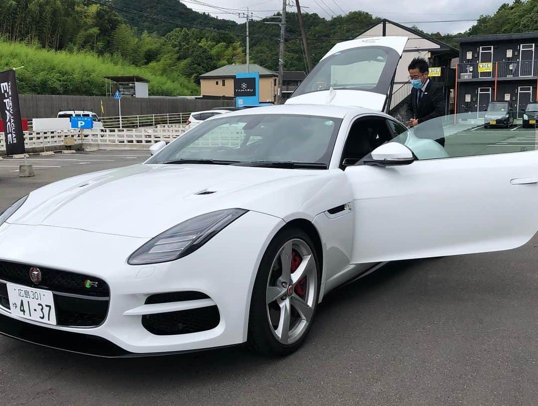 タマルさんのインスタグラム写真 - (タマルInstagram)「先日の試乗会をしたときの F-TYPEの試乗車です🏎 5リッターのV8エンジン💥  またこういった試乗会をする予定なので 今回気になってたけど来れなかった方も是非ご来店してもらえればと思います。  もしかしたら次はランドローバー ディフェンダーがTAMARUにくるかも...？！  #TAMARU#tamaru#ジャガー試乗会#ジャガー#ランドローバー #ftype#v8#5リッター#また次もやります👏#ディフェンダー」7月7日 8時46分 - tamaru_official