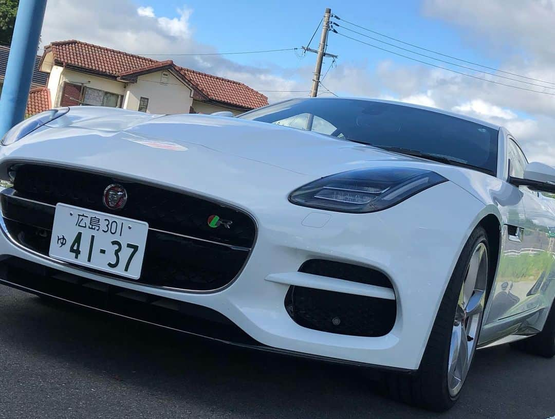 タマルさんのインスタグラム写真 - (タマルInstagram)「先日の試乗会をしたときの F-TYPEの試乗車です🏎 5リッターのV8エンジン💥  またこういった試乗会をする予定なので 今回気になってたけど来れなかった方も是非ご来店してもらえればと思います。  もしかしたら次はランドローバー ディフェンダーがTAMARUにくるかも...？！  #TAMARU#tamaru#ジャガー試乗会#ジャガー#ランドローバー #ftype#v8#5リッター#また次もやります👏#ディフェンダー」7月7日 8時46分 - tamaru_official