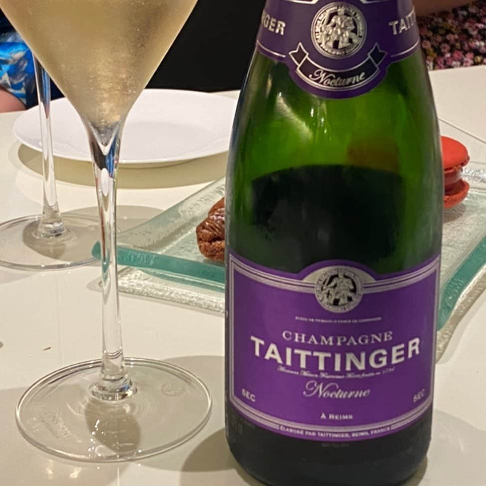 山本侑貴子さんのインスタグラム写真 - (山本侑貴子Instagram)「大好きなChampagneのひとつ  テタンジェ　ノクターン TAITTINGER Nocturne  40%　シャルドネ 60% ピノ・ノワールとピノ・ムニエ  ドサージュ　17.5g/l secという表示で ほんのり甘口なのですが 深みのある豊かな味わいで 余韻が長く続きます  まさに夜想曲という名前がぴったり！  ◆Pâtisserie Sadaharu Aokiのマカロンアイスとクロワッサン✨✨✨  最高のマリアージュを 楽しみました✨✨  皆様も是非、丸の内Sadaharu Aokiさんで 甘美な時間をお過ごし下さい！ ノクターンのほか ロゼ、NVも選べます❣️  TAITTINGER Nocturne is  one of my favorite Champagnes.  40% Chardonnay 60% Pinot Noir and Pinot Meunier  Dosage 17.5g/l It's slightly sweet. It has deep and rich in flavor.    We enjoyed this champagne with  ◆Pâtisserie Sadaharu Aoki's macaroon ice cream and croissants   #wineathome #wineandfood #wineandfoodpairing #おうちワイン #おうちごはん #ワインと料理  #champagne #taittinger #taittingernocturne @yukiko.diningandstyle @yukiko.diningandstyle.wine @dining_and_style」7月7日 8時49分 - yukiko.diningandstyle.wine