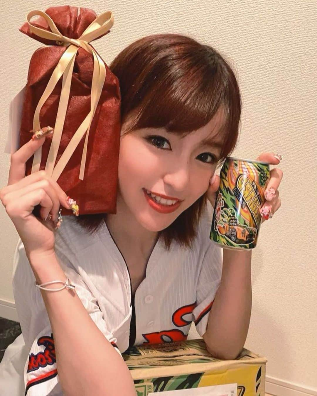 柴崎なおさんのインスタグラム写真 - (柴崎なおInstagram)「なおは新たにライフガードを手に入れた！！ Lv.25に進化 . #誕生日プレゼント #birthday #Amazon #欲しいものリスト #別名 #あつかましいリスト #酒モンスター #ありがとう😭 #野球女子 #カープ女子 #ライフガード #ワンケース #なおの血液 #こりゃあ来るばい #企業案件 #カラコン #キャンマジ #明日花レイナさん #真似したけど可愛くならんかったw #髪の毛切りてえ」7月7日 8時51分 - n_srin751