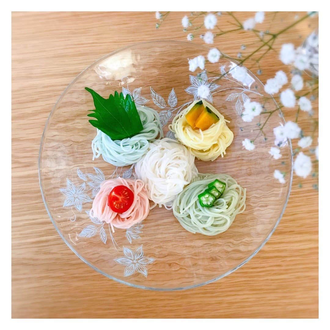のインスタグラム：「* 今日は七夕。そしてかすみ草の日。 去年は五色素麺を用意しましたが、 今年は忘れていました。 コロナに大雨…大変なことが重なりますね。 被害の様子を見ると胸が痛みます。 こういう時こそ出来ることを淡々としていきたいです。 .」