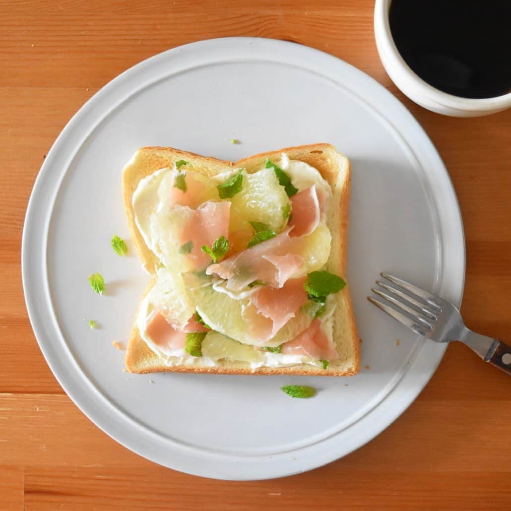 山崎佳のインスタグラム：「Today’s breakfast. グレープフルーツ、生ハム、ミント、クリームチーズ。」