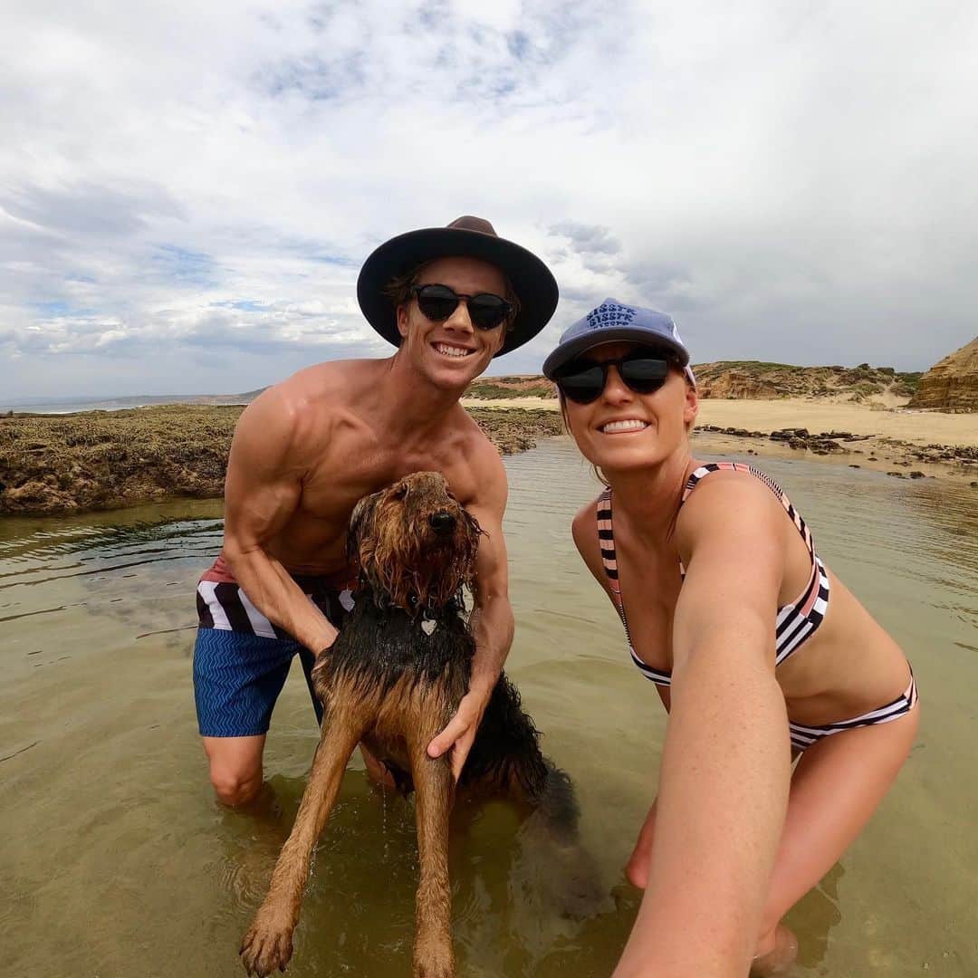 レイキー・ピーターソンのインスタグラム：「Lucy still isn’t sure about the water haha family photos from when it was a bit warmer here in Australia. 🌞🤗 shot with my @gopro 😎@blenderseyewear」