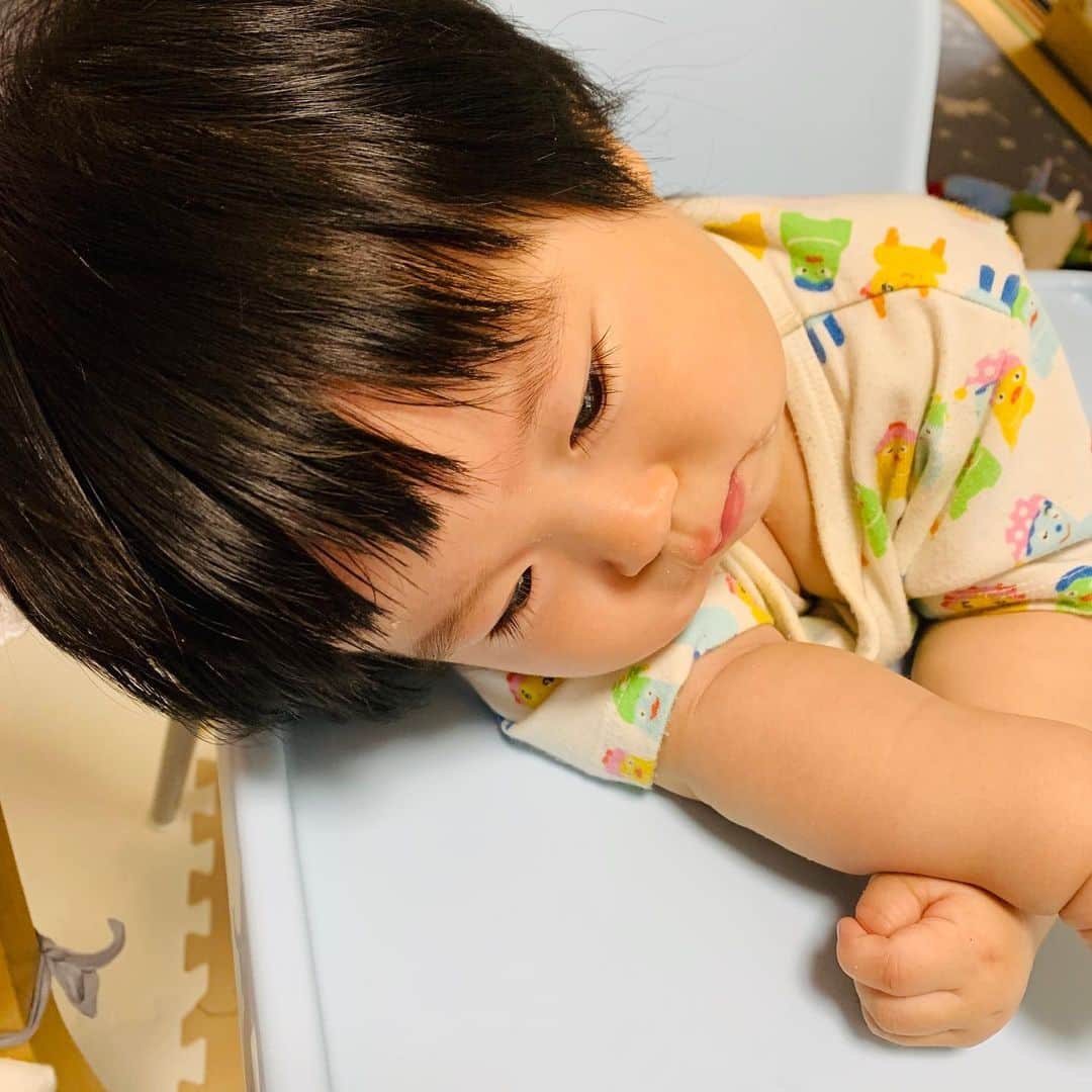 横山愛子のインスタグラム：「最近の次女… ご飯食べながら眠たそう笑 長女は食べながら寝た事なかったから、その姿見られる日が来るといいなぁ(^^) よく動画で食べながら寝てるのみて、可愛くて羨ましい❣️ #7ヶ月」
