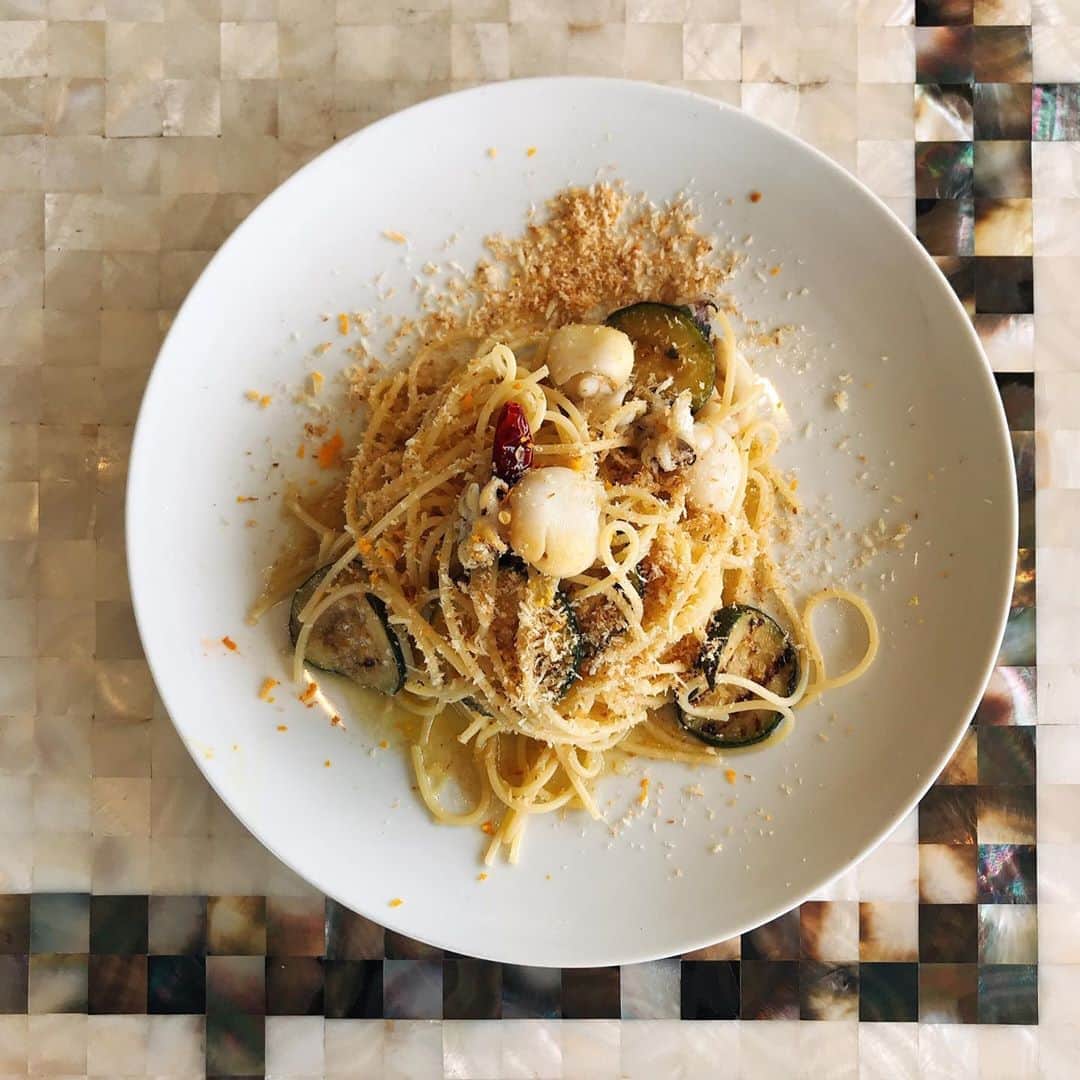 ポジリポのインスタグラム：「Weekly Pasta  【イカとズッキーニ、アンチョビのスパゲッティ】  甲イカとグリルしたズッキーニにアンチョビとガーリックオイルをプラス。モーリカとオレンジピールを削り散らして爽やかなパスタに仕上げました。 イカのコリっと感、アンチョビの塩味が美味しい一皿です。 今週も皆さまのご来店お待ちしてまーす。  ※Weekly Pastaはランチタイム（11:30〜15:00LO）にお召し上がりいただけるお料理です。 #地域共通クーポン沖縄」