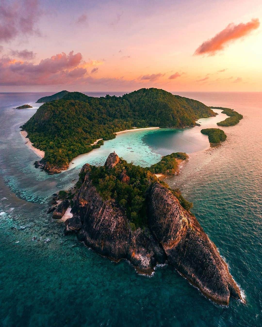 BEAUTIFUL DESTINATIONSさんのインスタグラム写真 - (BEAUTIFUL DESTINATIONSInstagram)「One of the most beautiful destinations in the world 😊@bawahreserve 2 resorts, 6 islands, 13 beaches a short flight away from Singapore. Tag a friend you’d love to visit with! (📷: @jacob 📍: Bawah)」7月7日 9時29分 - beautifuldestinations
