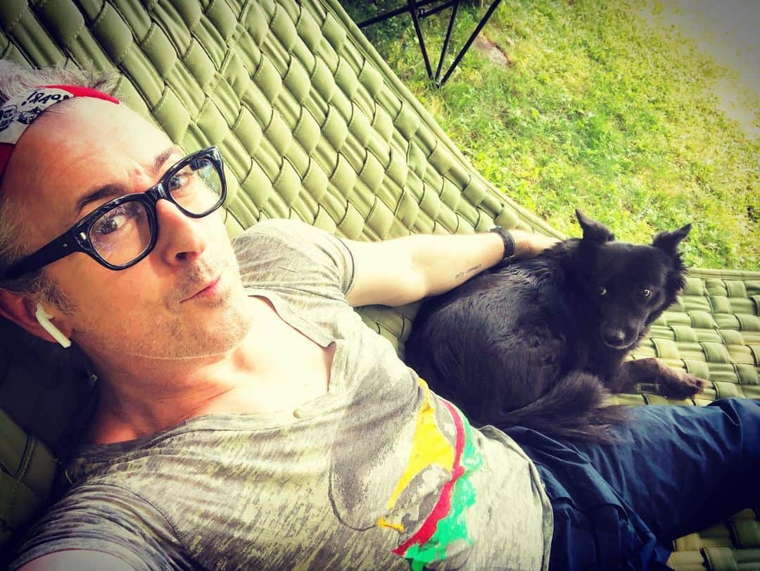 アラン・カミングさんのインスタグラム写真 - (アラン・カミングInstagram)「Hammock life」7月7日 9時22分 - alancummingreally