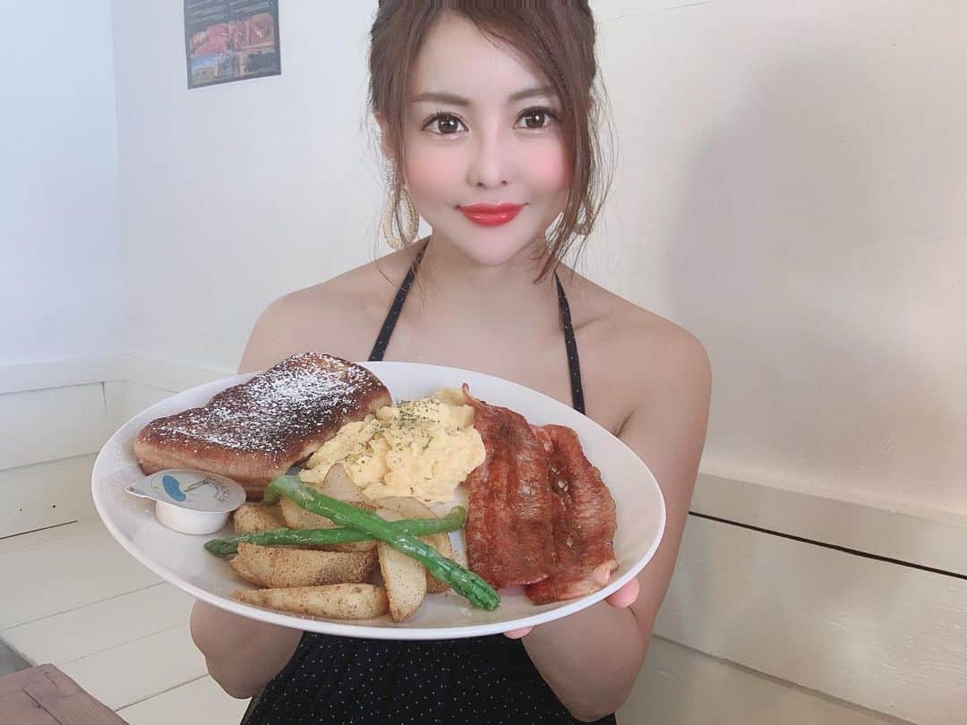 のインスタグラム：「・ ・ 沖縄のモーニングは「hali hali」で❤️ フレンチトーストがめちゃくちゃ柔らかくて美味しかったです🤤💕 ・ 大満足の朝食🍽✨ ・ ・ 🌹 ・ ・ #沖縄 #halihali #フレンチトースト #モーニングプレート #okinawa #バカンス #インスタグラビア #グラドル #グラビア #水原乙 #お姉さん #インスタグラマー #インフルエンサー #おっぱいは正義 #好可爱 #卡哇伊 #可愛 #맞팔 #これがこう #sexybody #sexyhot #instagravure #tagsforlikes #YouTube #YouTuber #japanesegirl #asianbeauty #gravure #portrait #followｍe」