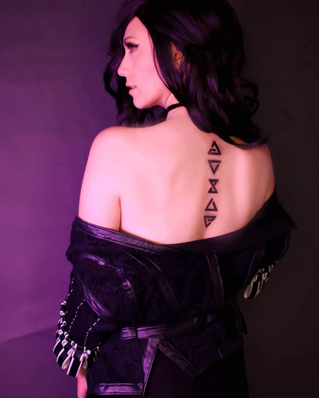 リンジー・エリースのインスタグラム：「Hi Instagram, its been a minute 🖤 I got a new tattoooooo! I'm sure by now you know of my Witcher obsession, finally got my signs tattooed!」