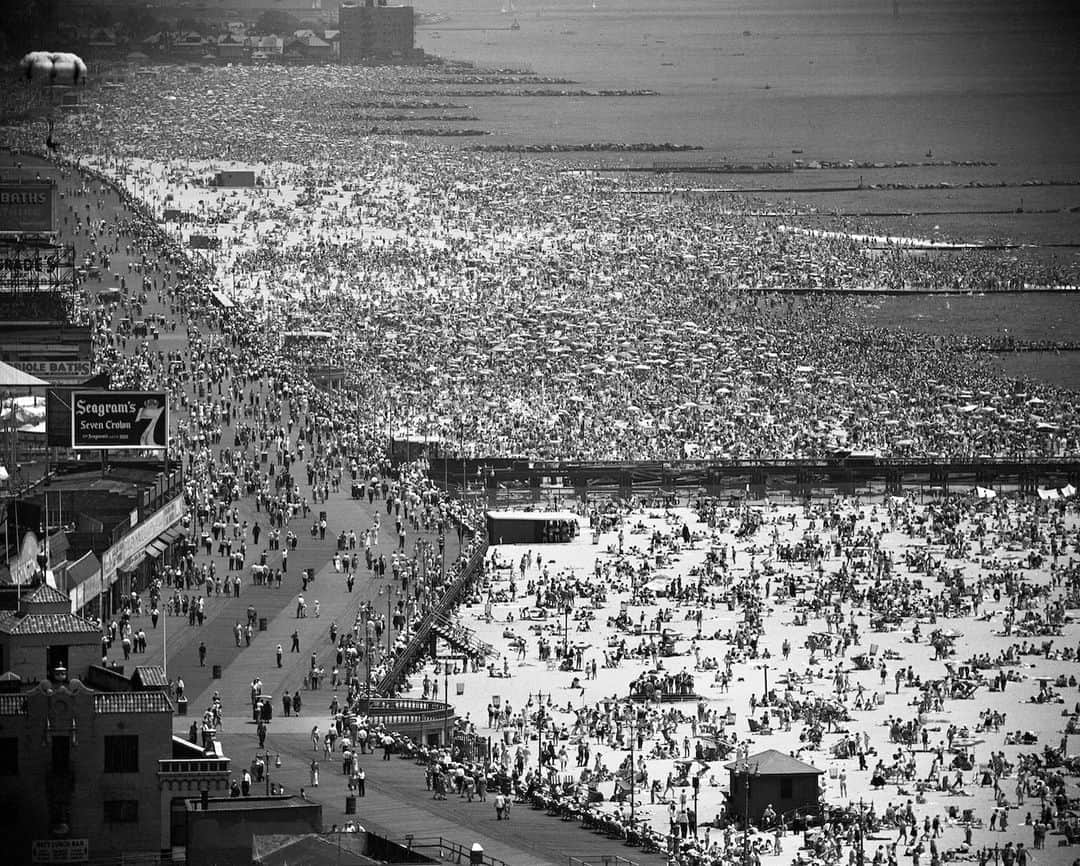 lifeさんのインスタグラム写真 - (lifeInstagram)「Beachgoers flocked to Coney Island, July 1949. For more images of this storied playground, check the link in bio. (📷Andreas Feininger/LIFE Picture Collection) #thisweekinlife #coneyisland #beach」7月7日 9時28分 - life